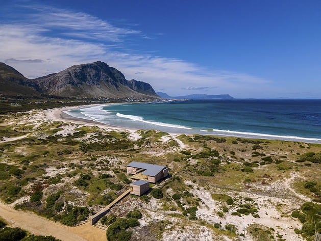 Dune House por KLG Architects em Betty's Bay, África do Sul