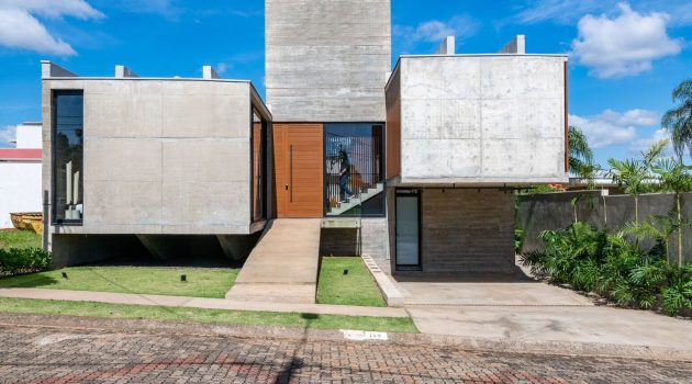 Patio House by Caio Persighini Arquitetura in Araraquara, Brazil