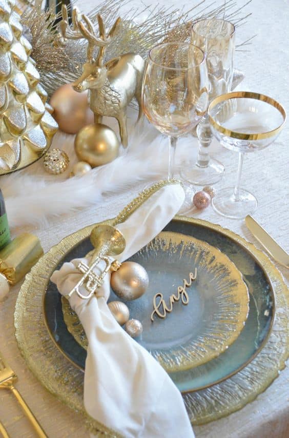 How to Create a Glamorous New Year's Eve Table That Wows