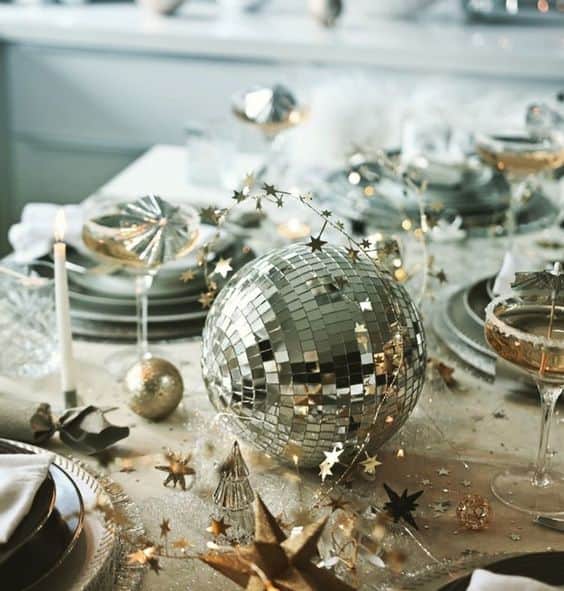 How to Create a Glamorous New Year’s Eve Table That Wows