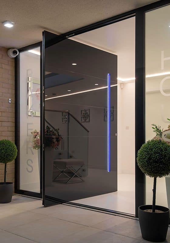 Pivoting Doors Bring a Fresh Perspective to Interiors Pivoting Doors Bring a Fresh Perspective to Interiors