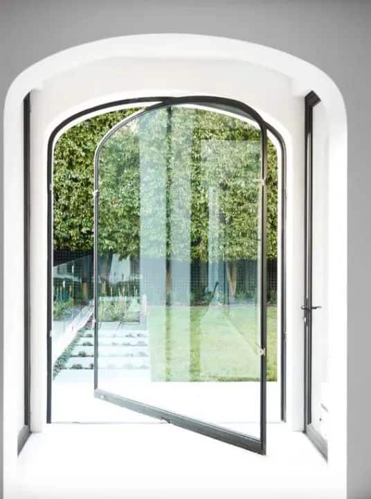 Pivoting Doors Bring a Fresh Perspective to Interiors Pivoting Doors Bring a Fresh Perspective to Interiors