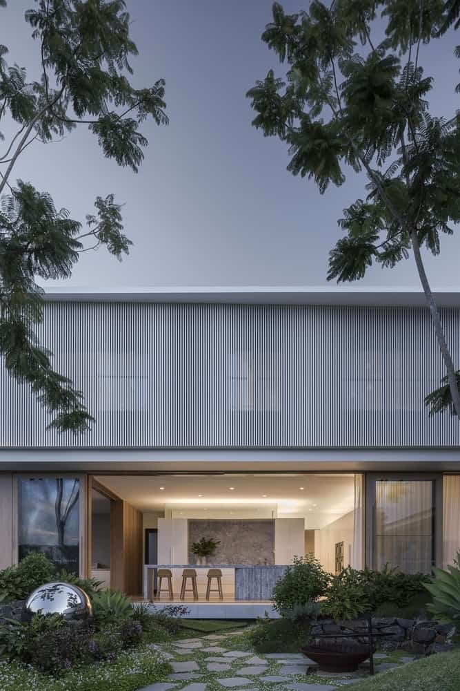 Boomerang House by Joe Adsett Architects: A Curved Modern Retreat in Ascot Boomerang House by Joe Adsett Architects: A Curved Modern Retreat in Ascot