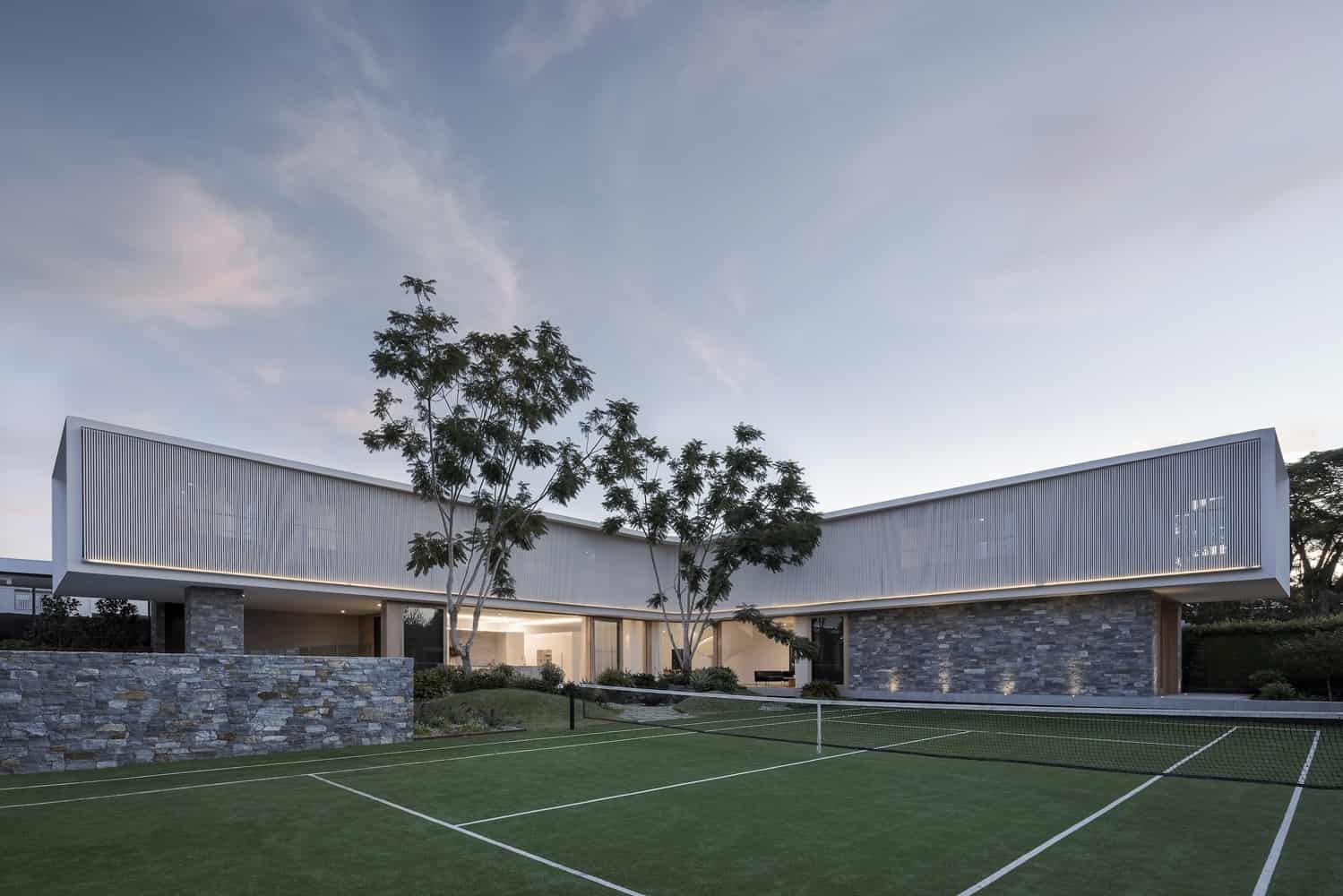 Boomerang House by Joe Adsett Architects: A Curved Modern Retreat in Ascot Boomerang House by Joe Adsett Architects: A Curved Modern Retreat in Ascot