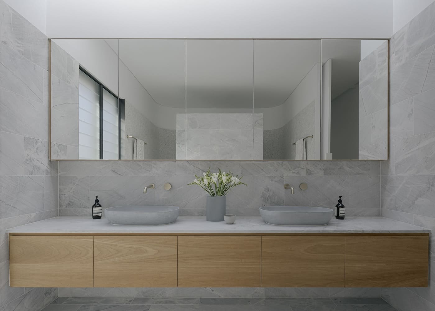 Boomerang House by Joe Adsett Architects: A Curved Modern Retreat in Ascot Boomerang House by Joe Adsett Architects: A Curved Modern Retreat in Ascot