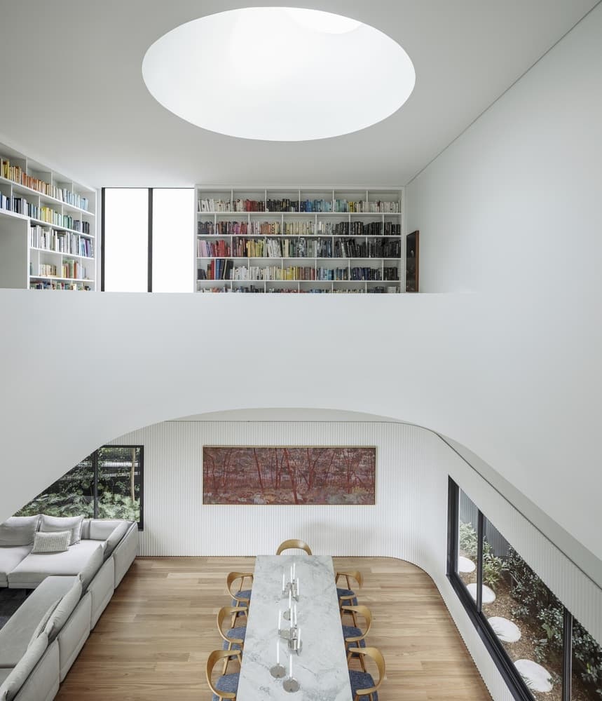 Boomerang House by Joe Adsett Architects: A Curved Modern Retreat in Ascot Boomerang House by Joe Adsett Architects: A Curved Modern Retreat in Ascot