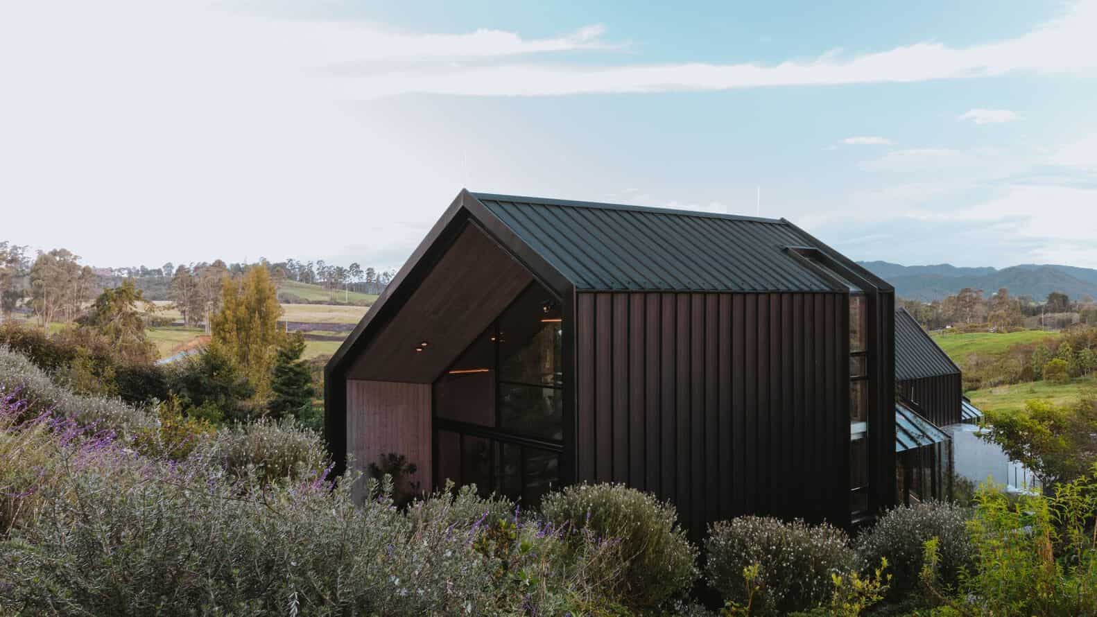 Kruppa House by Capa Arquitectura: A Modular Black Residence Interwoven with Light and Gardens Kruppa House by Capa Arquitectura: A Modular Black Residence Interwoven with Light and Gardens
