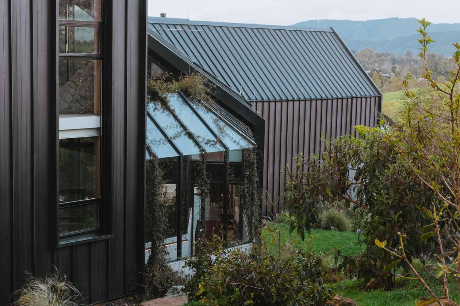 Kruppa House by Capa Arquitectura: A Modular Black Residence Interwoven with Light and Gardens Kruppa House by Capa Arquitectura: A Modular Black Residence Interwoven with Light and Gardens