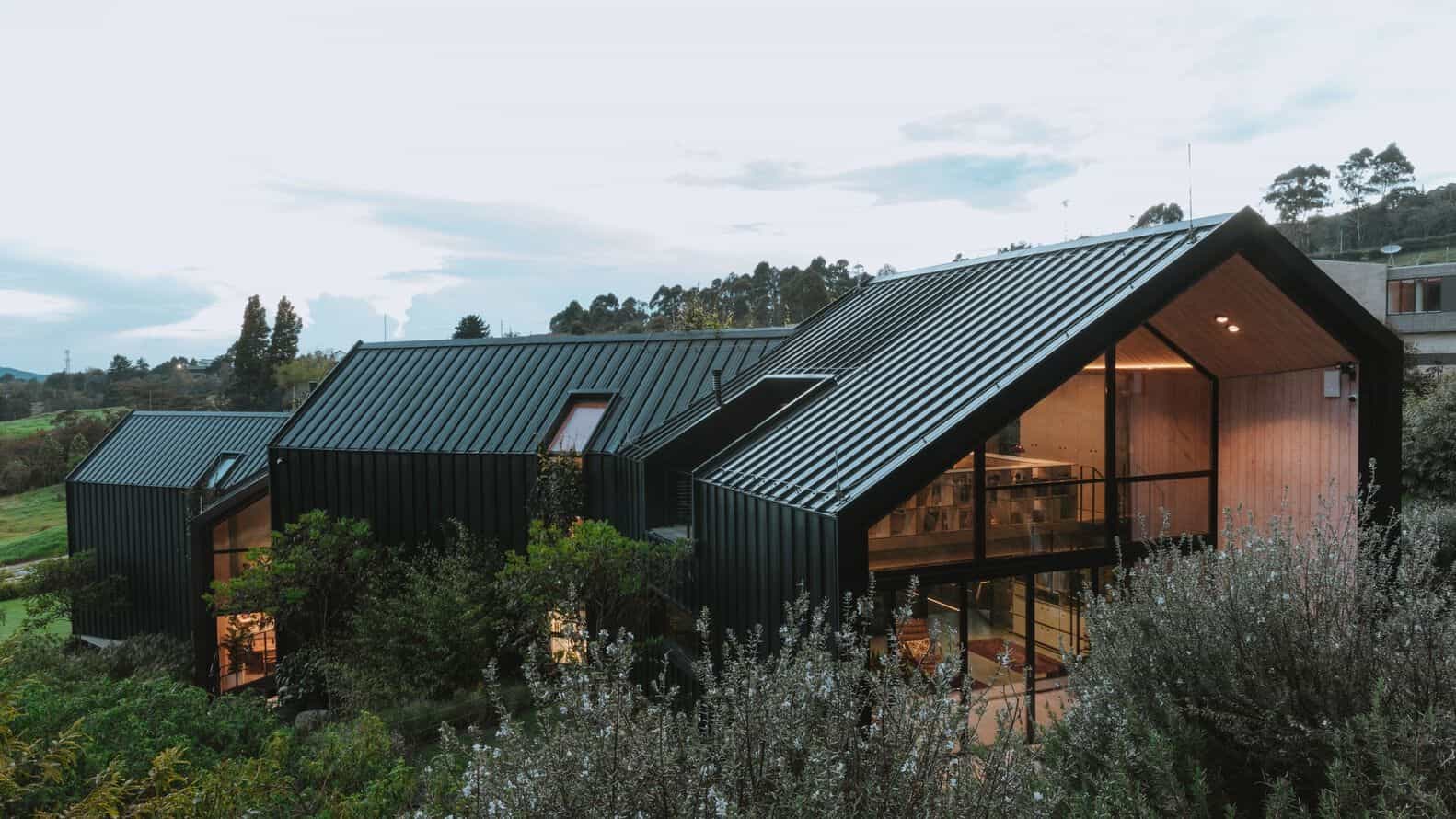 Kruppa House by Capa Arquitectura: A Modular Black Residence Interwoven with Light and Gardens Kruppa House by Capa Arquitectura: A Modular Black Residence Interwoven with Light and Gardens