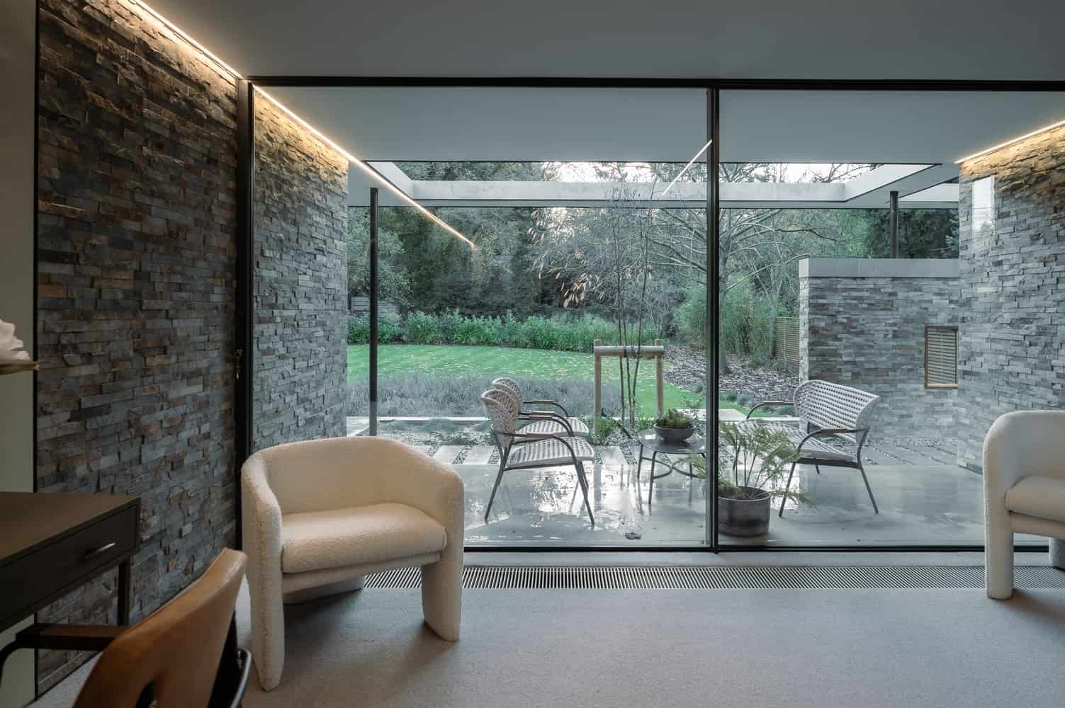 Sandway House by Outset Think – A Minimalist Courtyard Residence Inspired by Walled Gardens in Surrey, England Sandway House by Outset Think – A Minimalist Courtyard Residence Inspired by Walled Gardens in Surrey, England