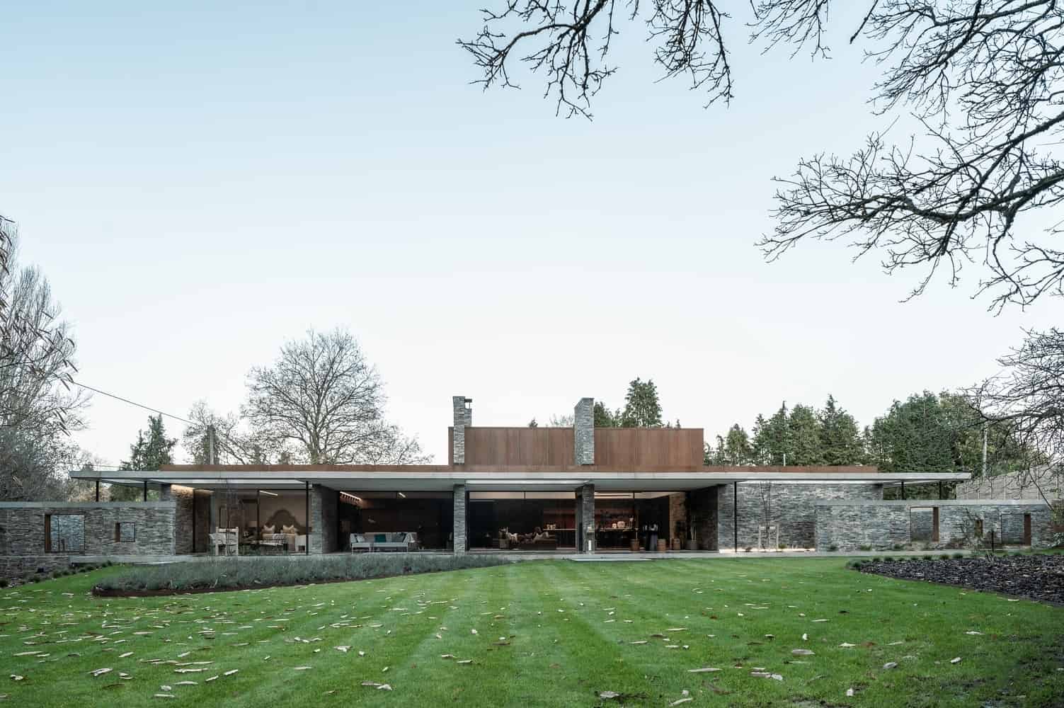Sandway House by Outset Think – A Minimalist Courtyard Residence Inspired by Walled Gardens in Surrey, England Sandway House by Outset Think – A Minimalist Courtyard Residence Inspired by Walled Gardens in Surrey, England