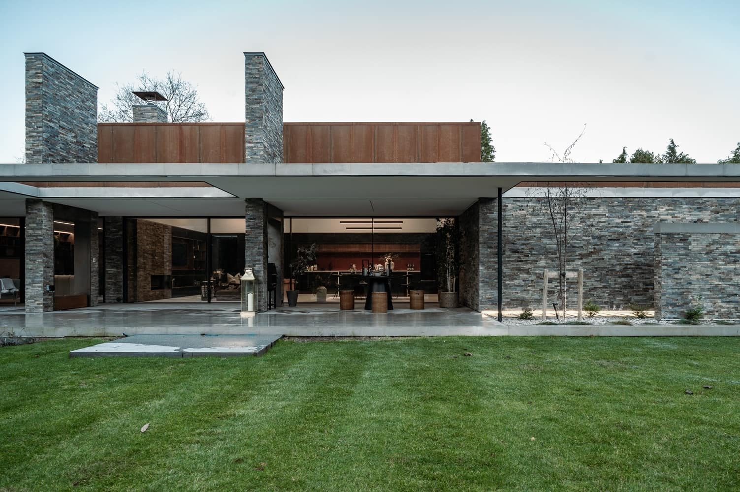 Sandway House by Outset Think – A Minimalist Courtyard Residence Inspired by Walled Gardens in Surrey, England Sandway House by Outset Think – A Minimalist Courtyard Residence Inspired by Walled Gardens in Surrey, England