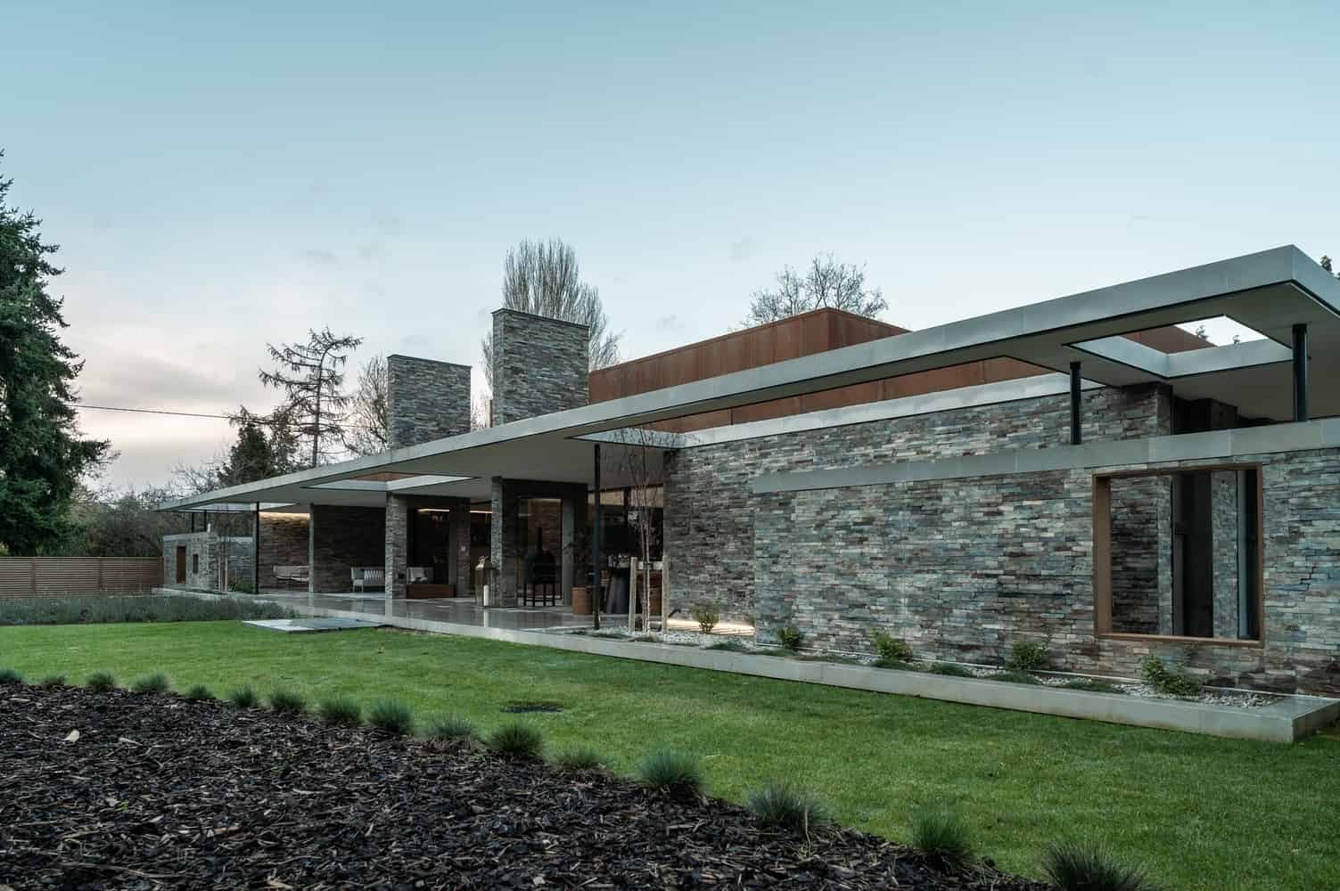 Sandway House by Outset Think – A Minimalist Courtyard Residence Inspired by Walled Gardens in Surrey, England Sandway House by Outset Think – A Minimalist Courtyard Residence Inspired by Walled Gardens in Surrey, England