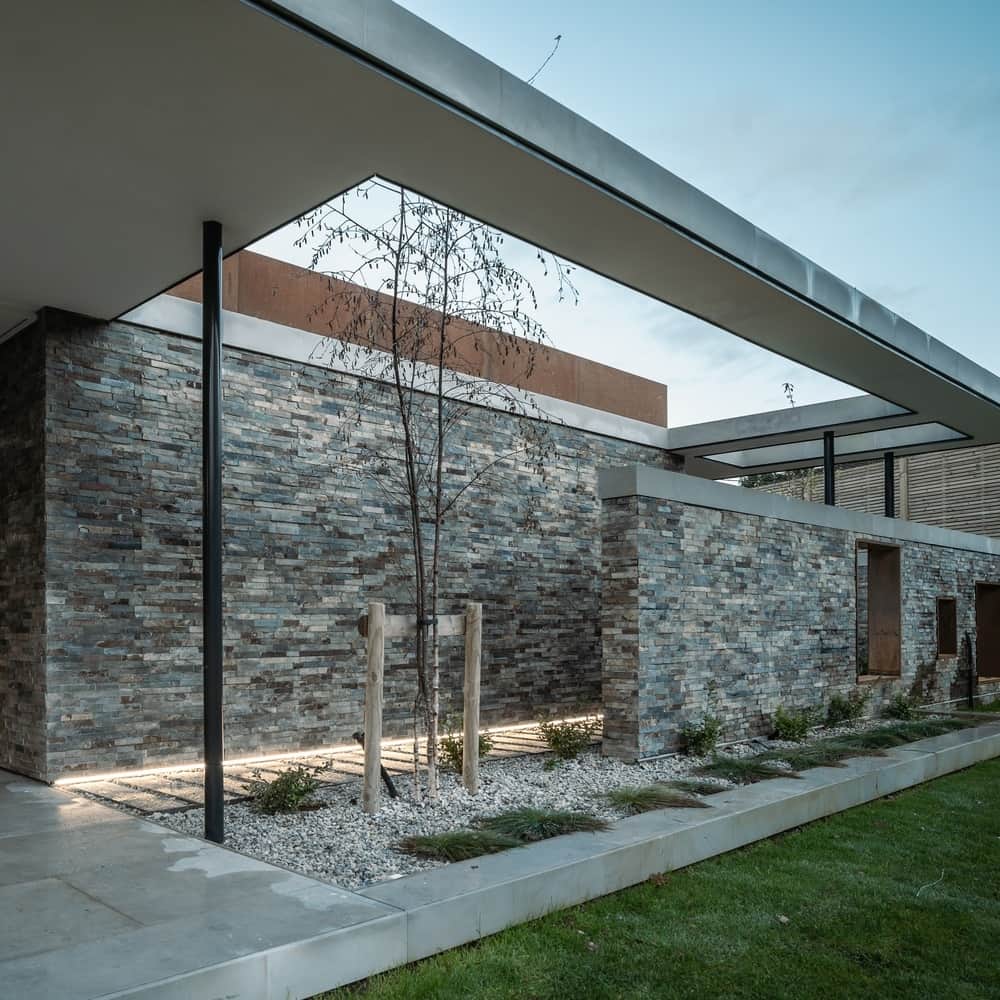 Sandway House by Outset Think – A Minimalist Courtyard Residence Inspired by Walled Gardens in Surrey, England Sandway House by Outset Think – A Minimalist Courtyard Residence Inspired by Walled Gardens in Surrey, England