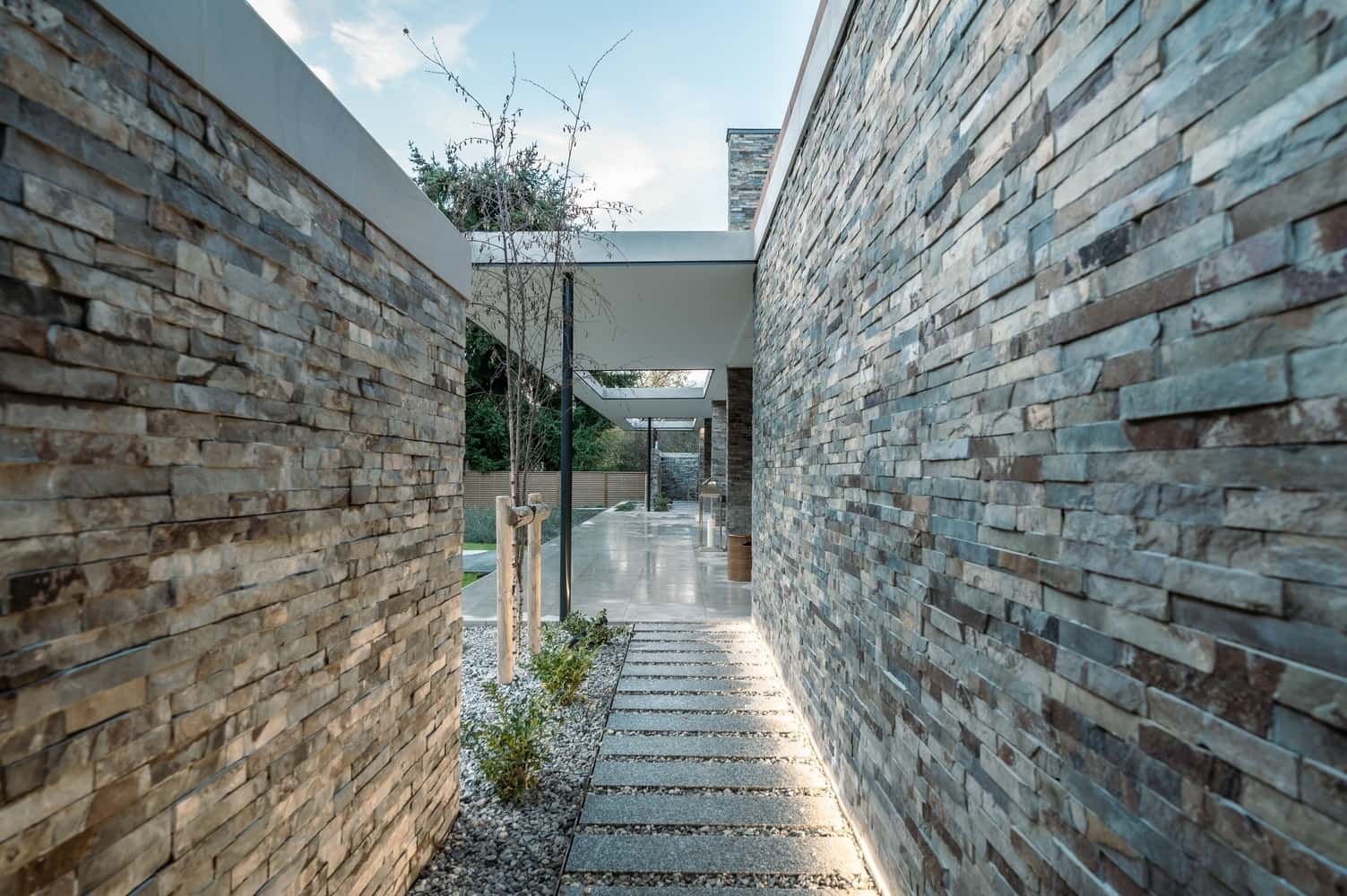 Sandway House by Outset Think – A Minimalist Courtyard Residence Inspired by Walled Gardens in Surrey, England Sandway House by Outset Think – A Minimalist Courtyard Residence Inspired by Walled Gardens in Surrey, England