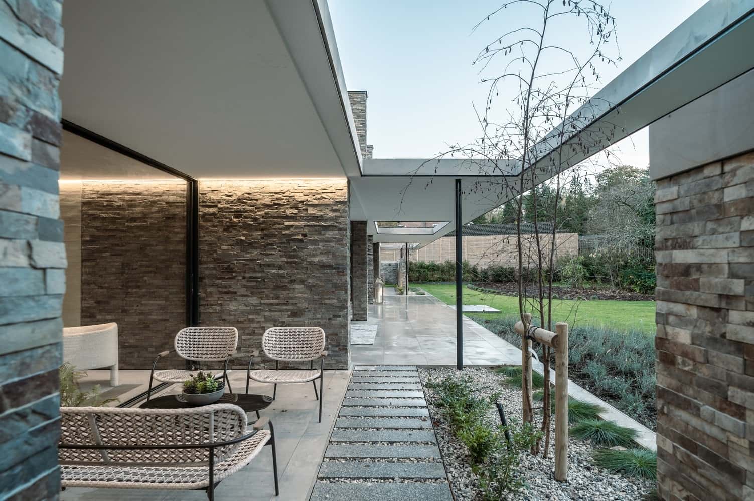 Sandway House by Outset Think – A Minimalist Courtyard Residence Inspired by Walled Gardens in Surrey, England Sandway House by Outset Think – A Minimalist Courtyard Residence Inspired by Walled Gardens in Surrey, England