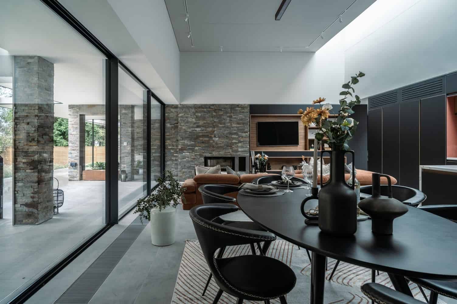 Sandway House by Outset Think – A Minimalist Courtyard Residence Inspired by Walled Gardens in Surrey, England Sandway House by Outset Think – A Minimalist Courtyard Residence Inspired by Walled Gardens in Surrey, England