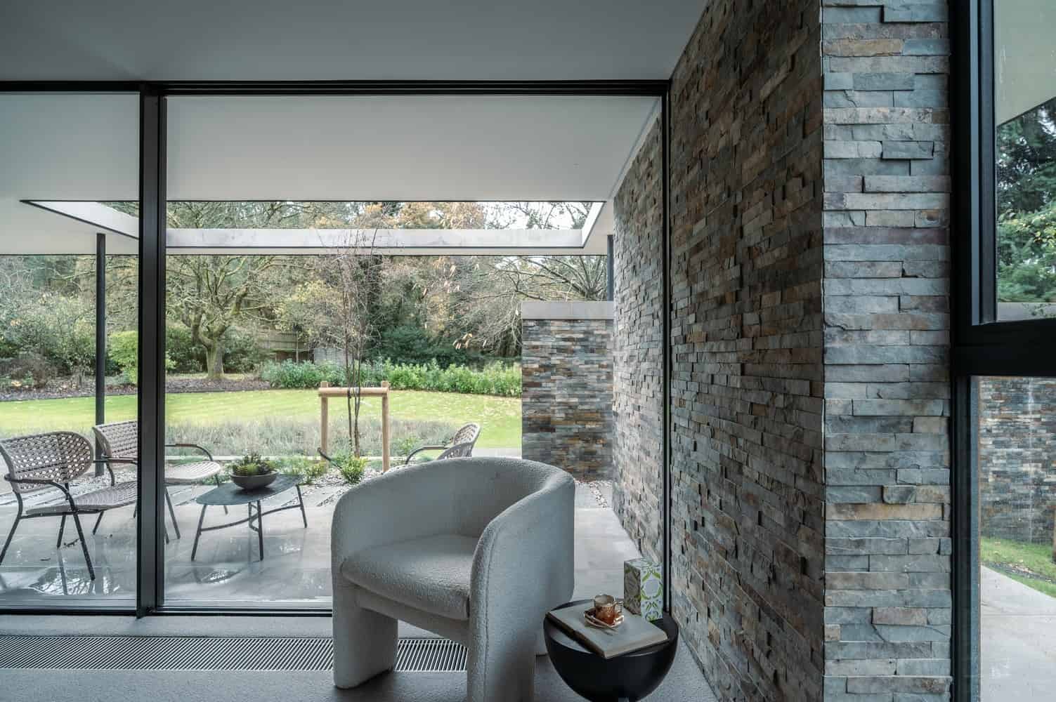 Sandway House by Outset Think – A Minimalist Courtyard Residence Inspired by Walled Gardens in Surrey, England Sandway House by Outset Think – A Minimalist Courtyard Residence Inspired by Walled Gardens in Surrey, England