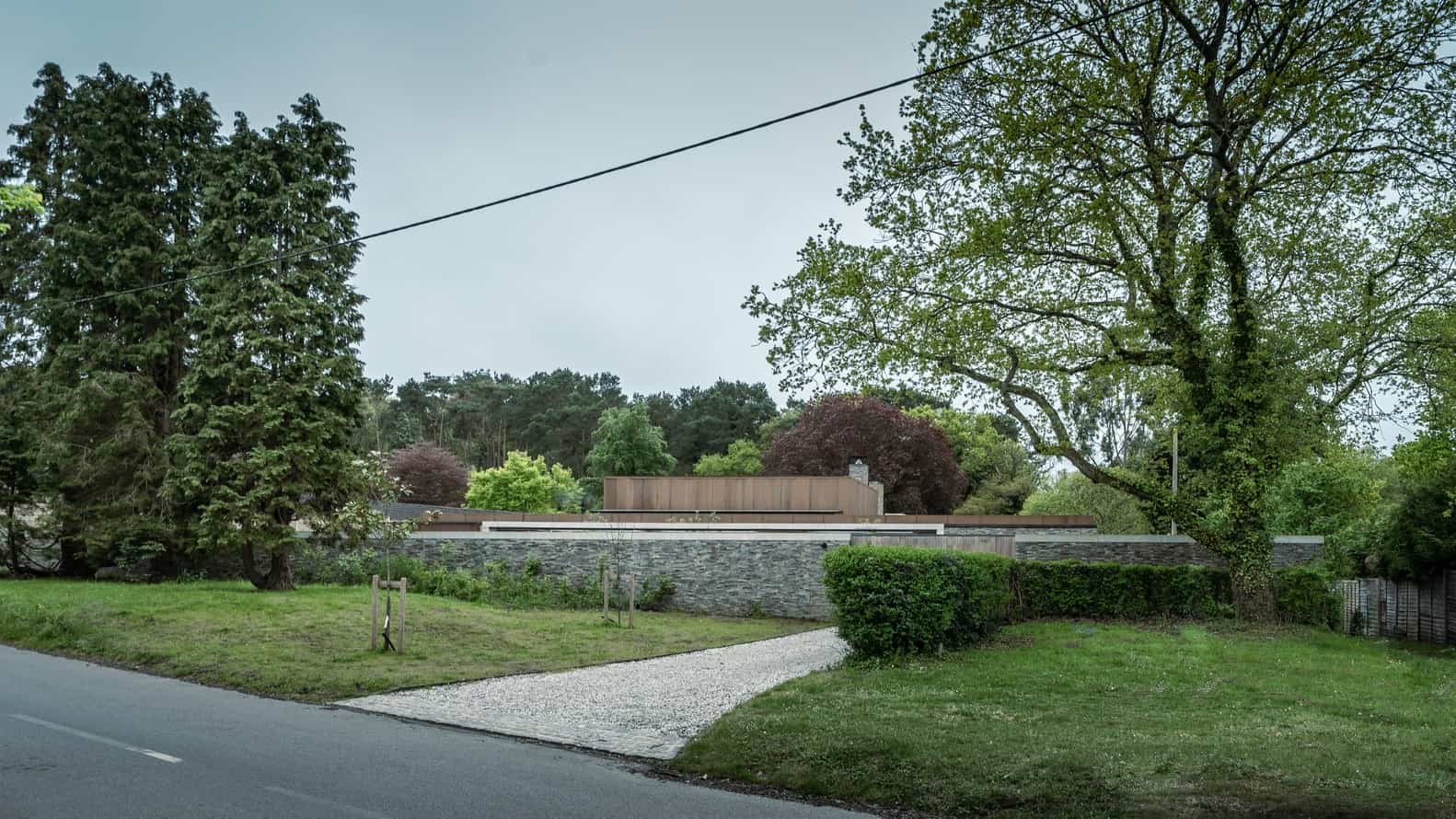 Sandway House by Outset Think – A Minimalist Courtyard Residence Inspired by Walled Gardens in Surrey, England Sandway House by Outset Think – A Minimalist Courtyard Residence Inspired by Walled Gardens in Surrey, England