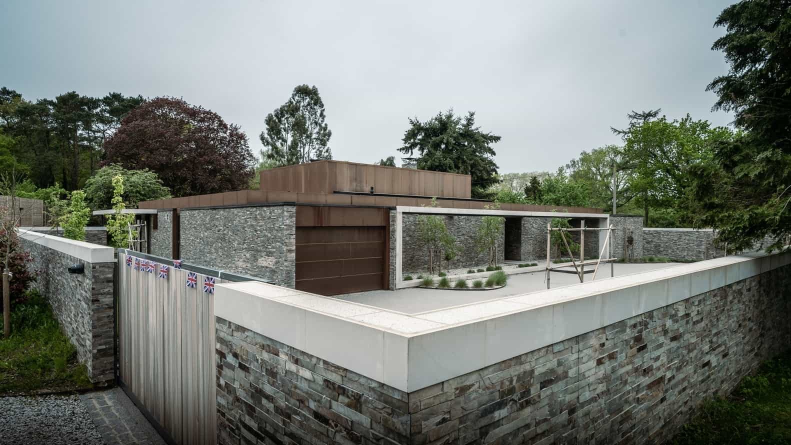 Sandway House by Outset Think – A Minimalist Courtyard Residence Inspired by Walled Gardens in Surrey, England Sandway House by Outset Think – A Minimalist Courtyard Residence Inspired by Walled Gardens in Surrey, England