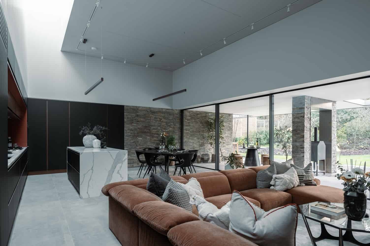 Sandway House by Outset Think – A Minimalist Courtyard Residence Inspired by Walled Gardens in Surrey, England Sandway House by Outset Think – A Minimalist Courtyard Residence Inspired by Walled Gardens in Surrey, England