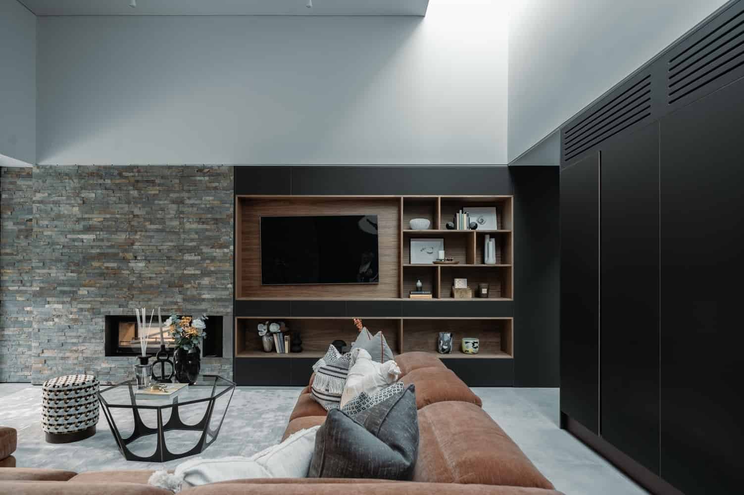 Sandway House by Outset Think – A Minimalist Courtyard Residence Inspired by Walled Gardens in Surrey, England Sandway House by Outset Think – A Minimalist Courtyard Residence Inspired by Walled Gardens in Surrey, England