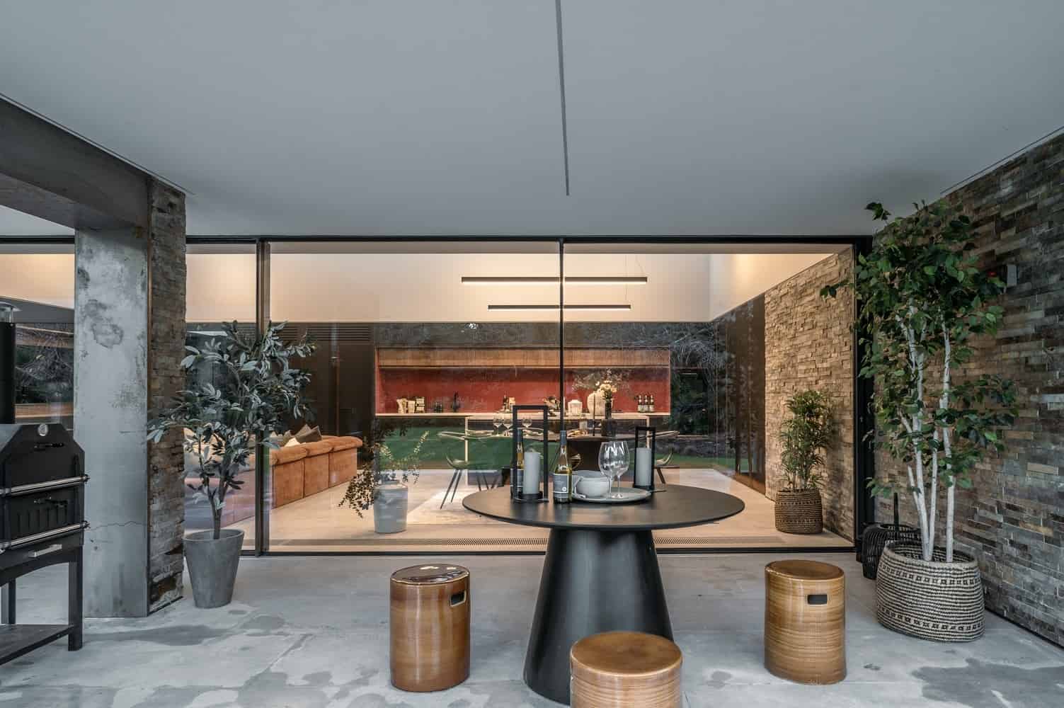 Sandway House by Outset Think – A Minimalist Courtyard Residence Inspired by Walled Gardens in Surrey, England Sandway House by Outset Think – A Minimalist Courtyard Residence Inspired by Walled Gardens in Surrey, England