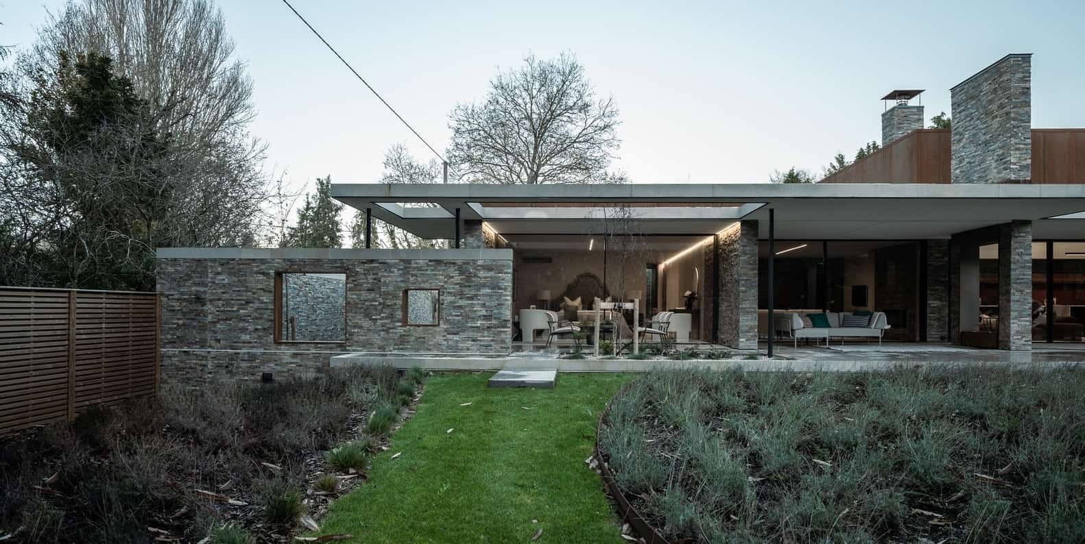 Sandway House by Outset Think – A Minimalist Courtyard Residence Inspired by Walled Gardens in Surrey, England Sandway House by Outset Think – A Minimalist Courtyard Residence Inspired by Walled Gardens in Surrey, England