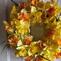 15 Dazzling Spring Daffodil Wreath Designs to Blossom Your Doorway