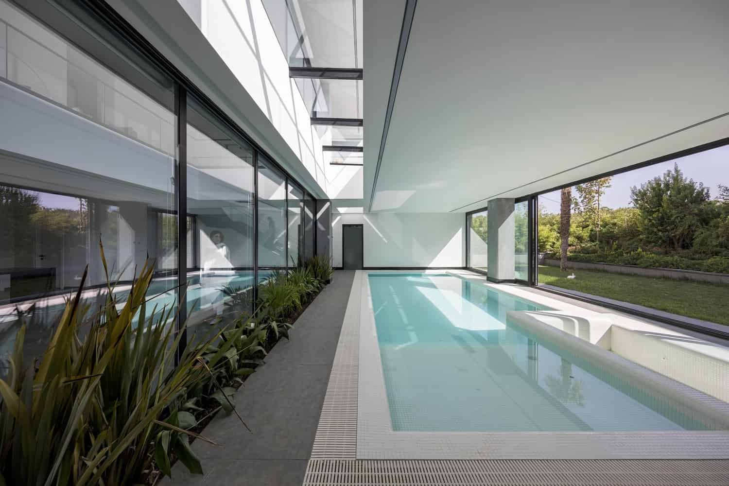 Hannah Villa by Eade Va Ejra: Overlapping Cubes Create a Private Oasis in Hashtgerd Hannah Villa by Eade Va Ejra: Overlapping Cubes Create a Private Oasis in Hashtgerd