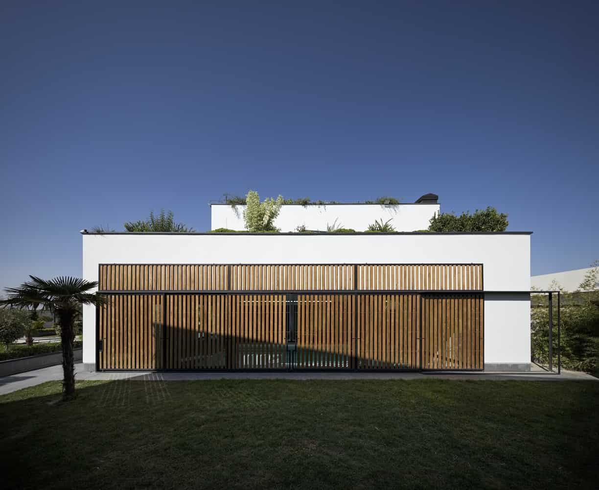 Hannah Villa by Eade Va Ejra: Overlapping Cubes Create a Private Oasis in Hashtgerd Hannah Villa by Eade Va Ejra: Overlapping Cubes Create a Private Oasis in Hashtgerd