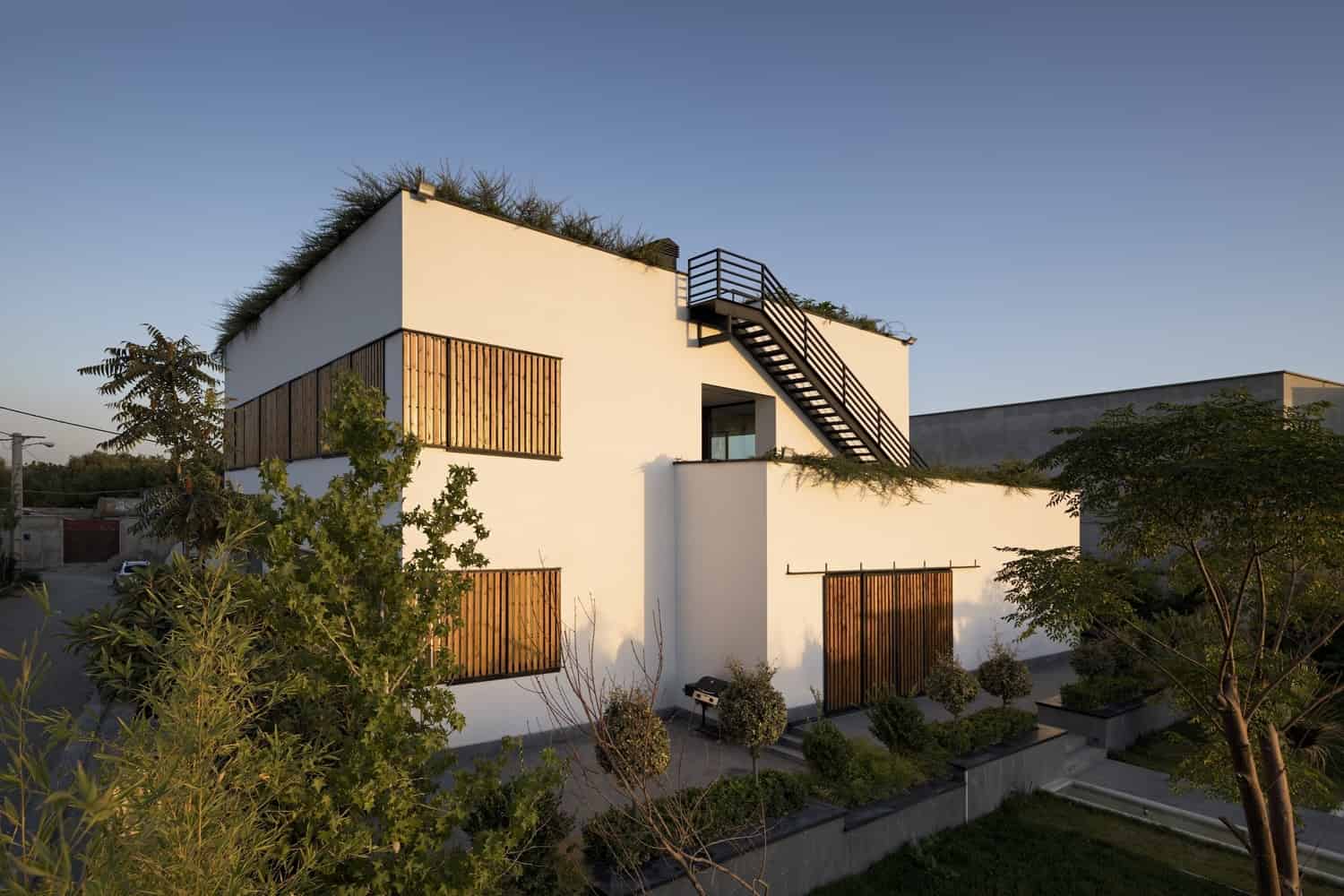 Hannah Villa by Eade Va Ejra: Overlapping Cubes Create a Private Oasis in Hashtgerd Hannah Villa by Eade Va Ejra: Overlapping Cubes Create a Private Oasis in Hashtgerd