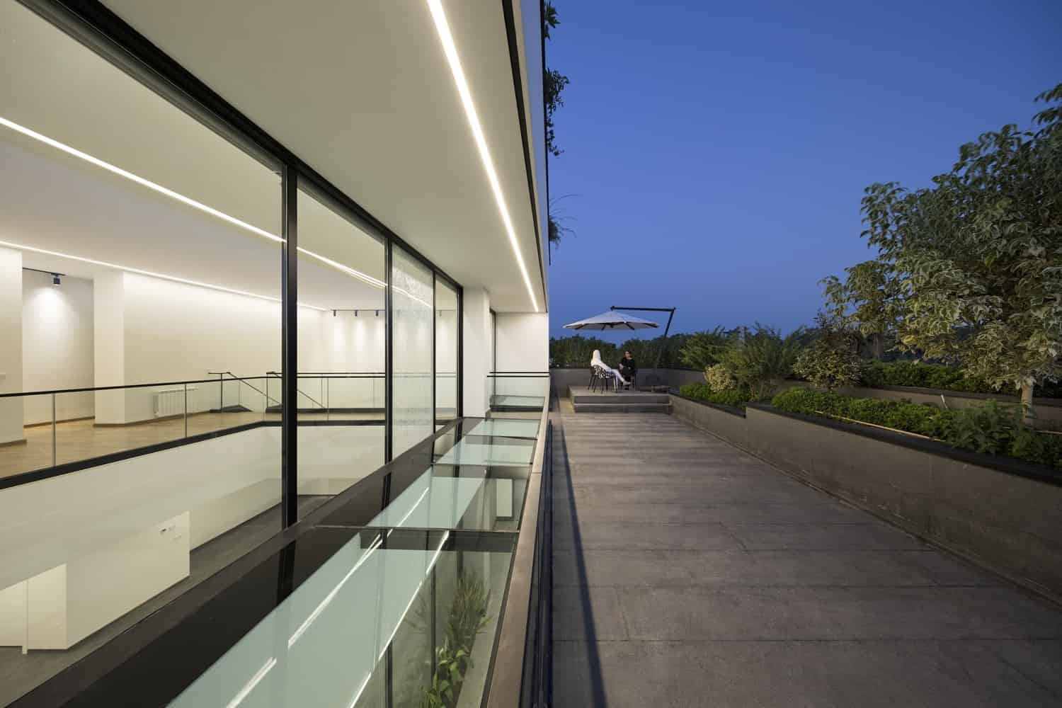 Hannah Villa by Eade Va Ejra: Overlapping Cubes Create a Private Oasis in Hashtgerd Hannah Villa by Eade Va Ejra: Overlapping Cubes Create a Private Oasis in Hashtgerd