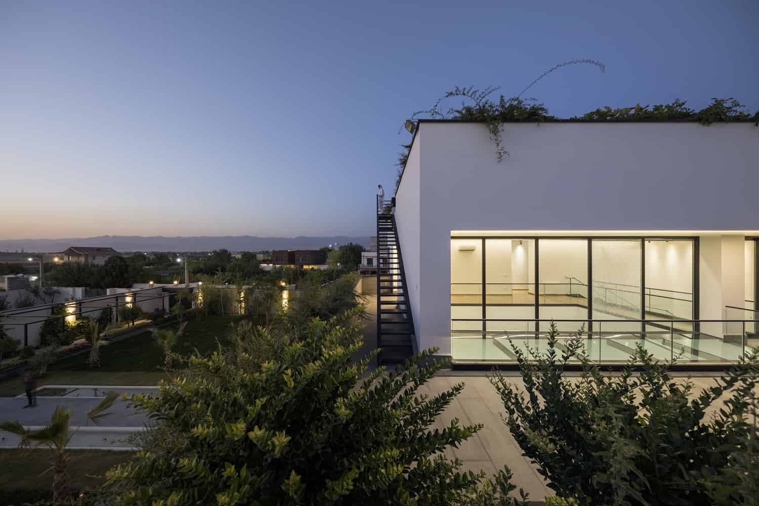 Hannah Villa by Eade Va Ejra: Overlapping Cubes Create a Private Oasis in Hashtgerd Hannah Villa by Eade Va Ejra: Overlapping Cubes Create a Private Oasis in Hashtgerd