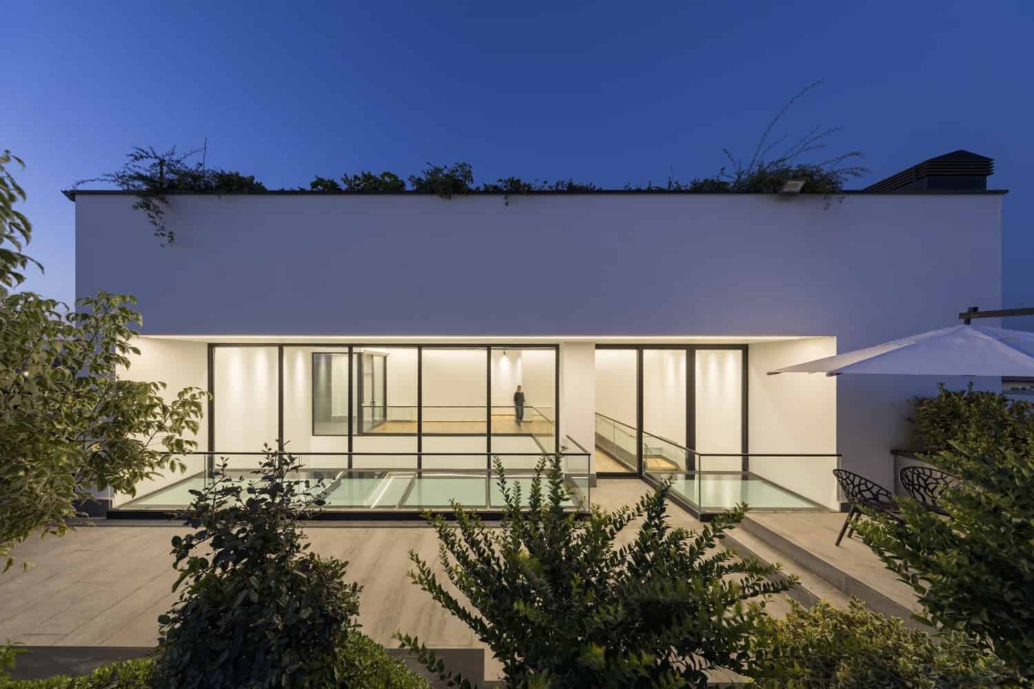 Hannah Villa by Eade Va Ejra: Overlapping Cubes Create a Private Oasis in Hashtgerd Hannah Villa by Eade Va Ejra: Overlapping Cubes Create a Private Oasis in Hashtgerd