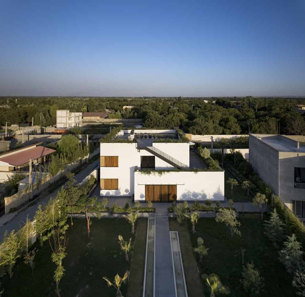 Hannah Villa by Eade Va Ejra: Overlapping Cubes Create a Private Oasis in Hashtgerd Hannah Villa by Eade Va Ejra: Overlapping Cubes Create a Private Oasis in Hashtgerd