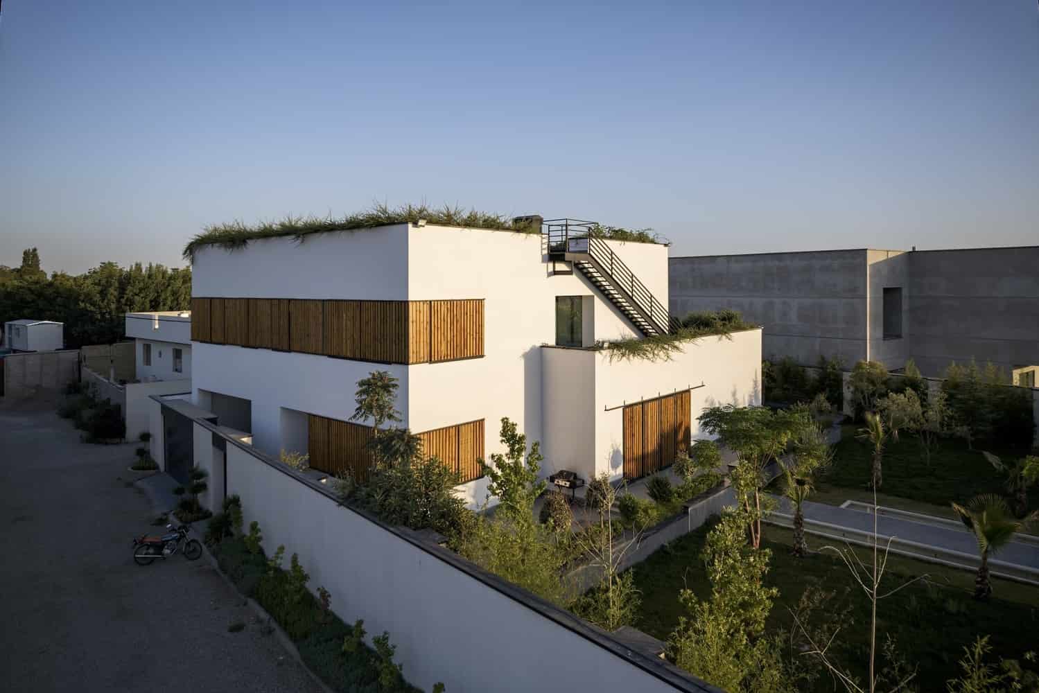 Hannah Villa by Eade Va Ejra: Overlapping Cubes Create a Private Oasis in Hashtgerd Hannah Villa by Eade Va Ejra: Overlapping Cubes Create a Private Oasis in Hashtgerd