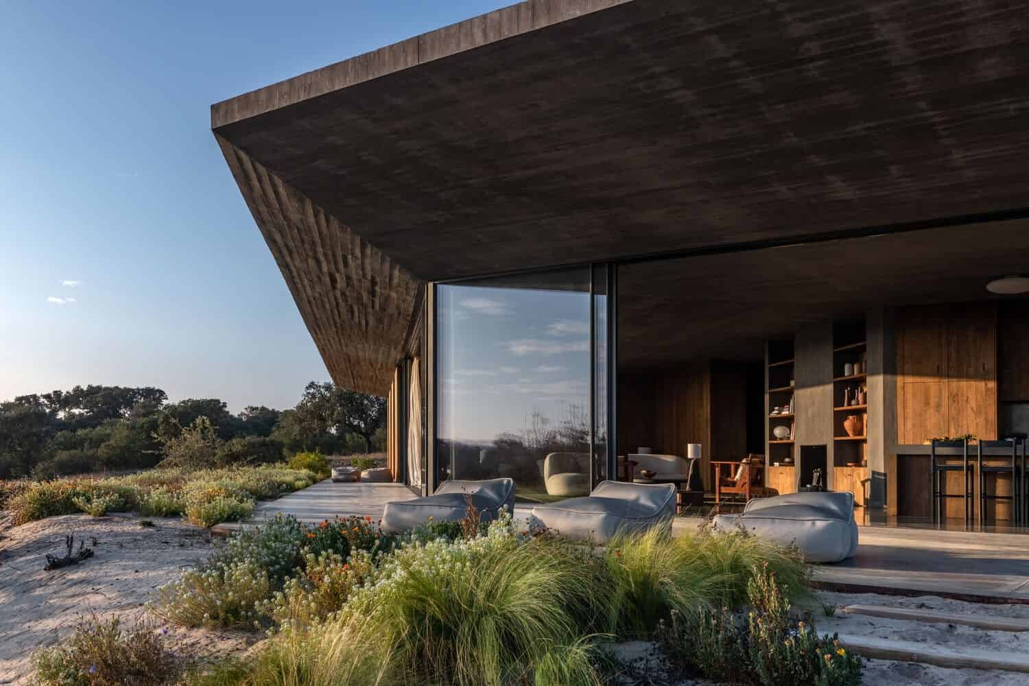 House in Fonte das Perdizes by GB Arquitectos: Contemporary Concrete and Pinewood Residence in Alentejo House in Fonte das Perdizes by GB Arquitectos: Contemporary Concrete and Pinewood Residence in Alentejo