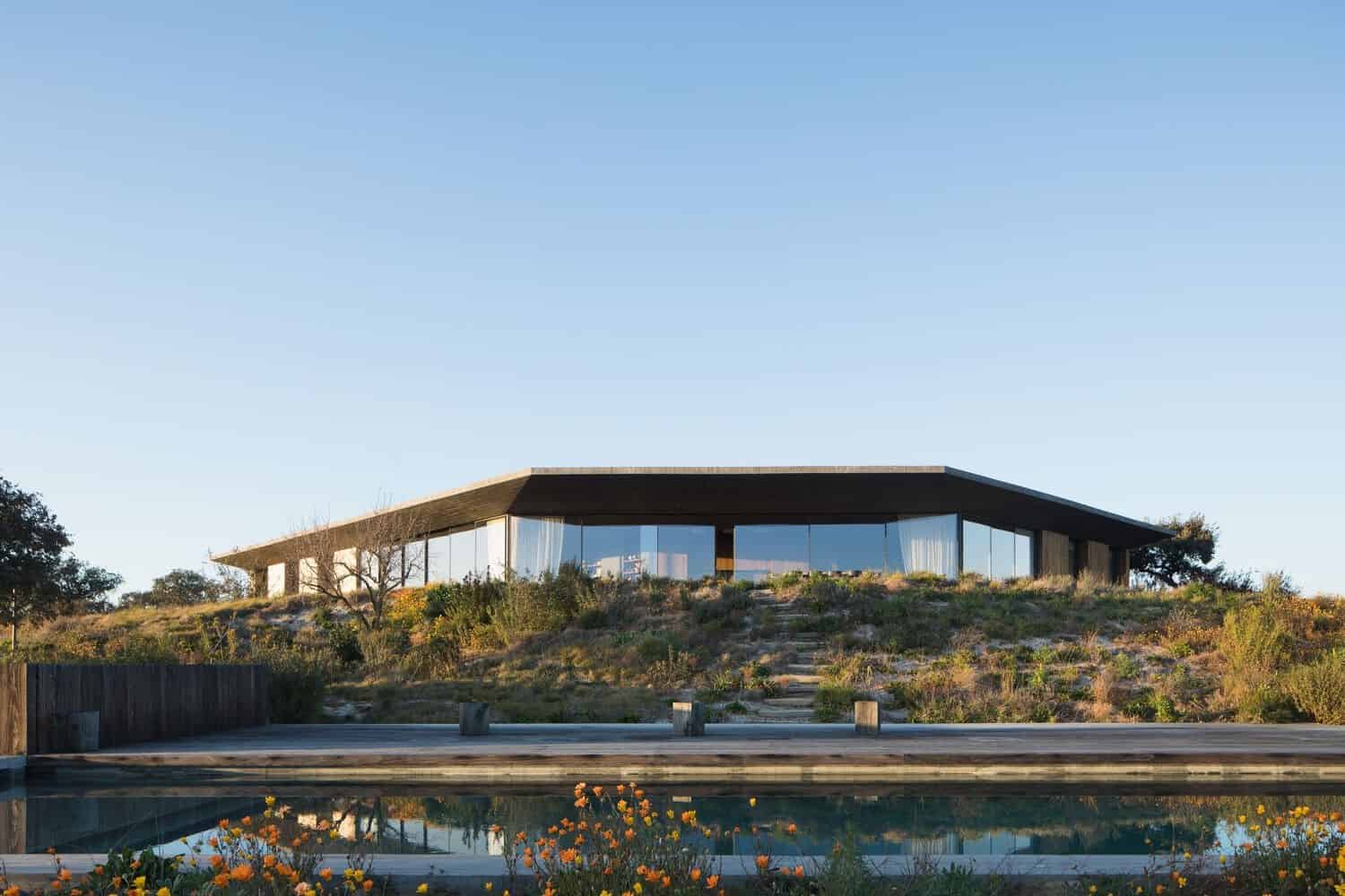 House in Fonte das Perdizes by GB Arquitectos: Contemporary Concrete and Pinewood Residence in Alentejo House in Fonte das Perdizes by GB Arquitectos: Contemporary Concrete and Pinewood Residence in Alentejo