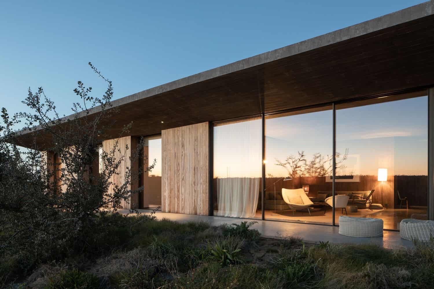 House in Fonte das Perdizes by GB Arquitectos: Contemporary Concrete and Pinewood Residence in Alentejo House in Fonte das Perdizes by GB Arquitectos: Contemporary Concrete and Pinewood Residence in Alentejo