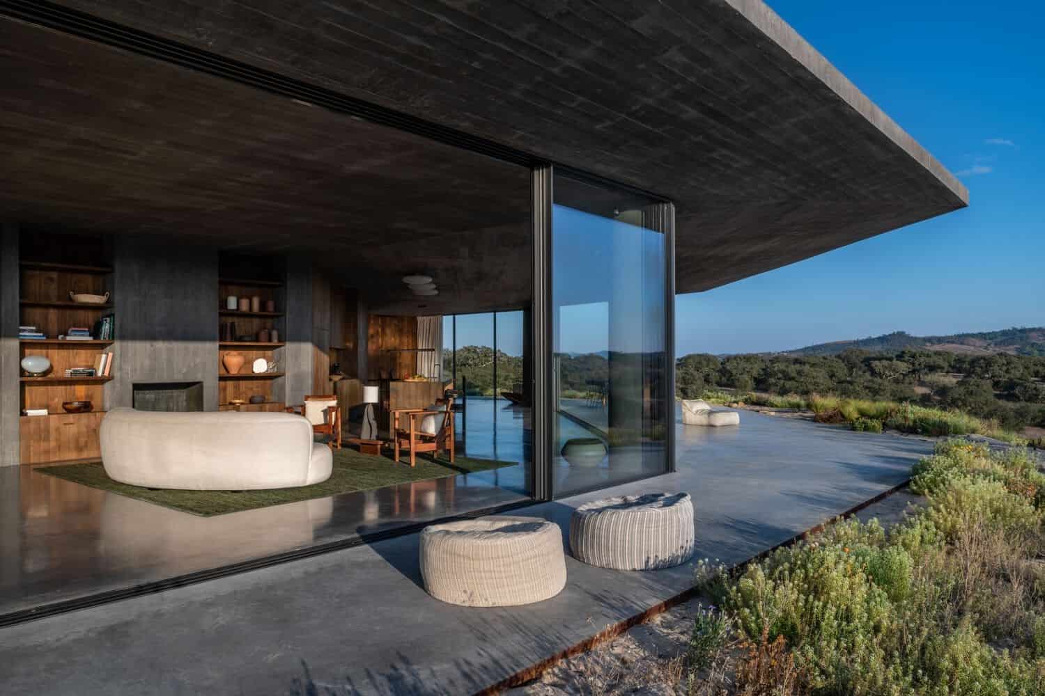 House in Fonte das Perdizes by GB Arquitectos: Contemporary Concrete and Pinewood Residence in Alentejo House in Fonte das Perdizes by GB Arquitectos: Contemporary Concrete and Pinewood Residence in Alentejo