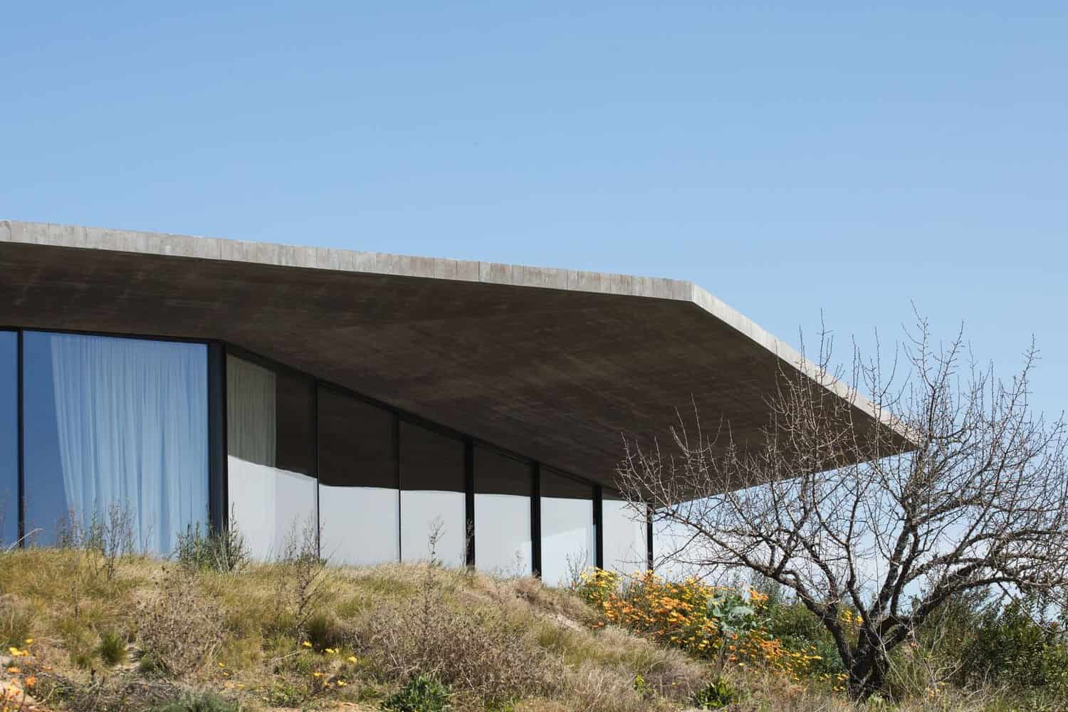House in Fonte das Perdizes by GB Arquitectos: Contemporary Concrete and Pinewood Residence in Alentejo House in Fonte das Perdizes by GB Arquitectos: Contemporary Concrete and Pinewood Residence in Alentejo