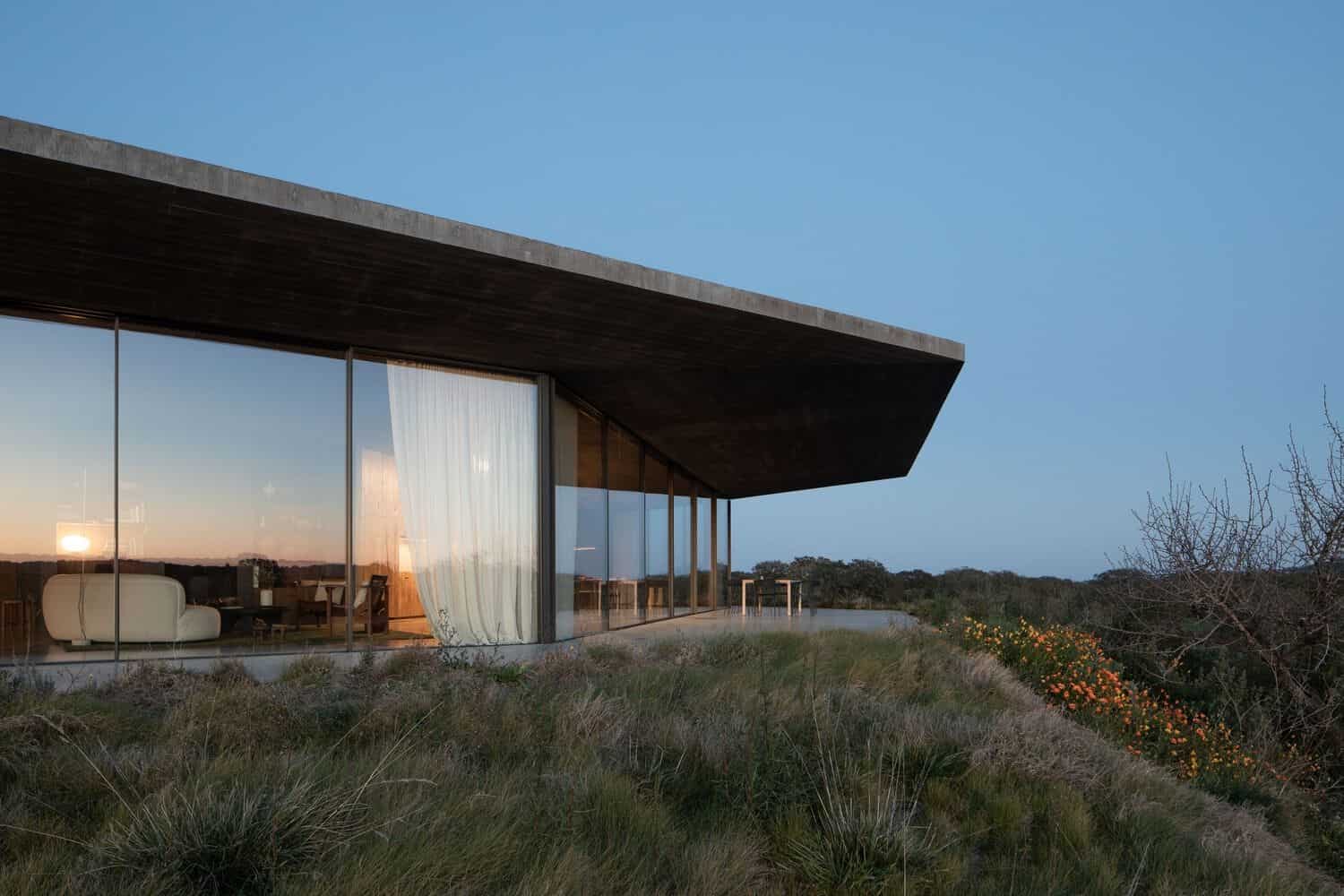 House in Fonte das Perdizes by GB Arquitectos: Contemporary Concrete and Pinewood Residence in Alentejo House in Fonte das Perdizes by GB Arquitectos: Contemporary Concrete and Pinewood Residence in Alentejo