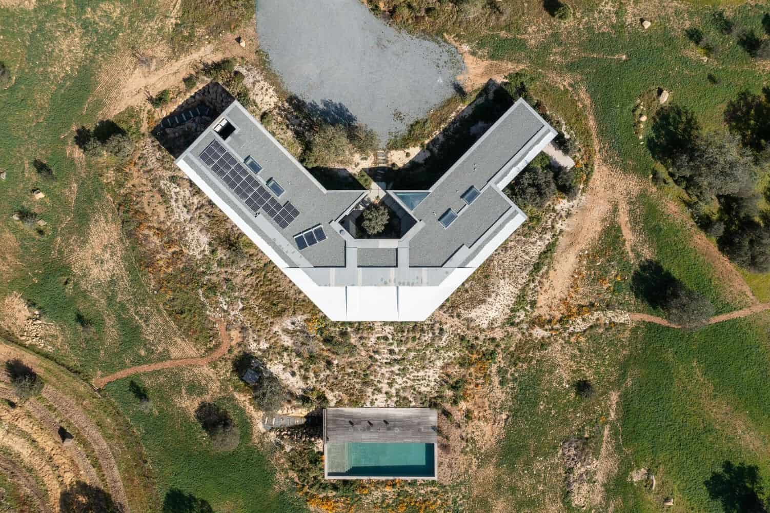 House in Fonte das Perdizes by GB Arquitectos: Contemporary Concrete and Pinewood Residence in Alentejo House in Fonte das Perdizes by GB Arquitectos: Contemporary Concrete and Pinewood Residence in Alentejo