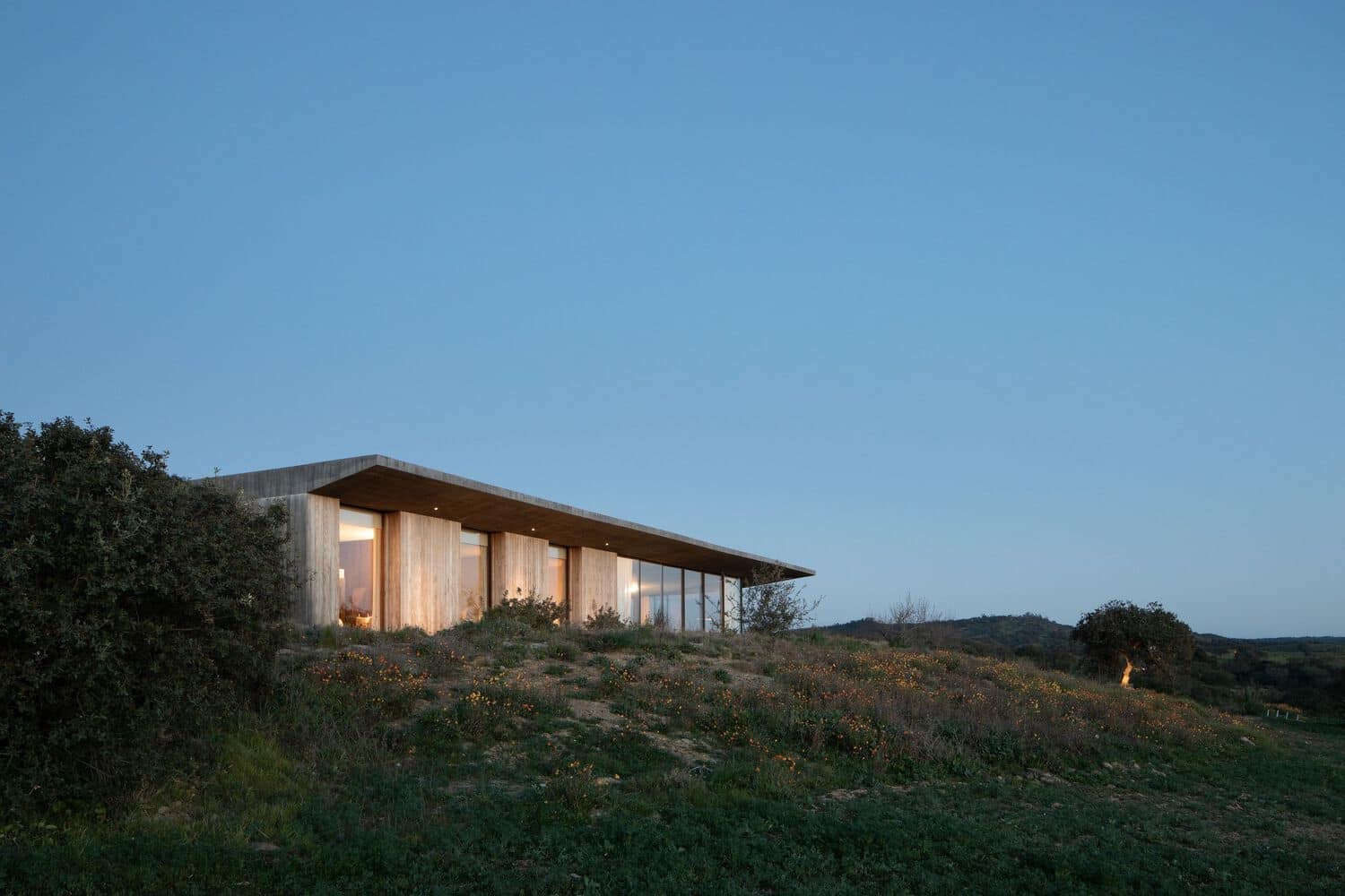 House in Fonte das Perdizes by GB Arquitectos: Contemporary Concrete and Pinewood Residence in Alentejo House in Fonte das Perdizes by GB Arquitectos: Contemporary Concrete and Pinewood Residence in Alentejo