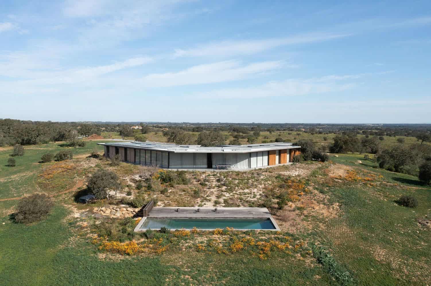 House in Fonte das Perdizes by GB Arquitectos: Contemporary Concrete and Pinewood Residence in Alentejo House in Fonte das Perdizes by GB Arquitectos: Contemporary Concrete and Pinewood Residence in Alentejo