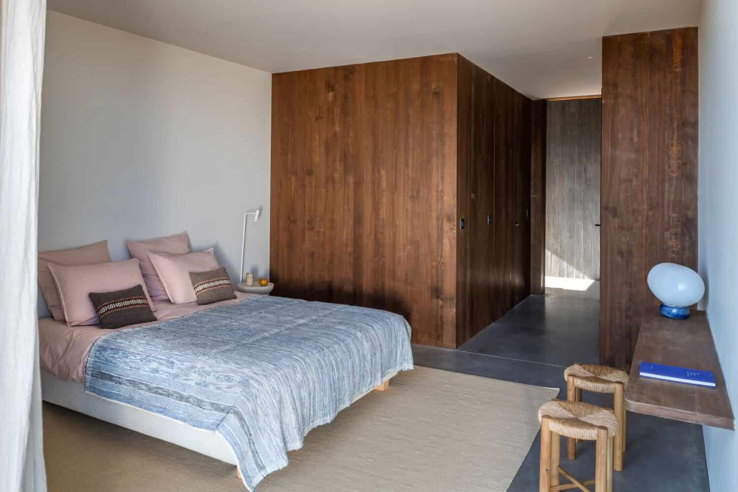 House in Fonte das Perdizes by GB Arquitectos: Contemporary Concrete and Pinewood Residence in Alentejo House in Fonte das Perdizes by GB Arquitectos: Contemporary Concrete and Pinewood Residence in Alentejo