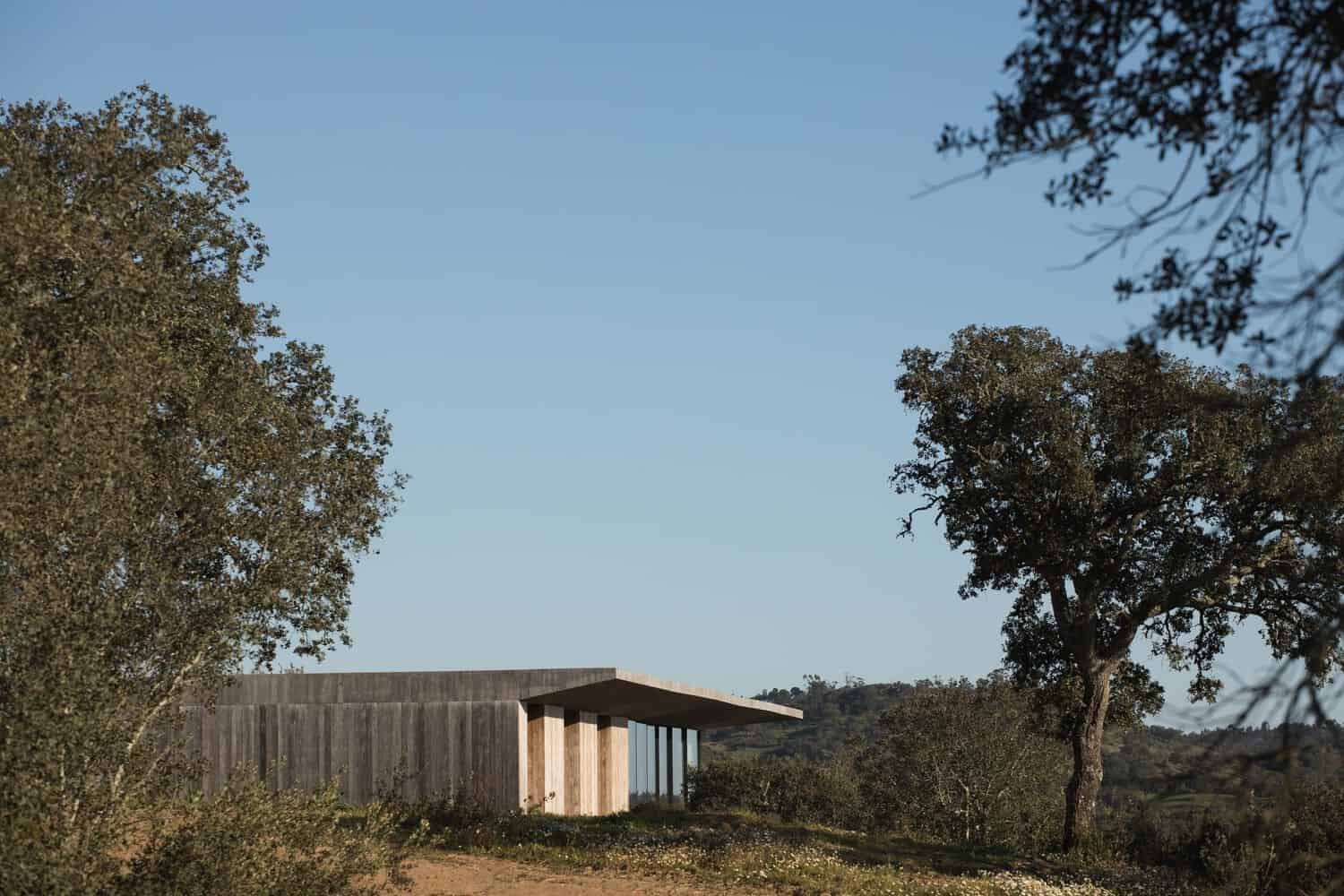 House in Fonte das Perdizes by GB Arquitectos: Contemporary Concrete and Pinewood Residence in Alentejo House in Fonte das Perdizes by GB Arquitectos: Contemporary Concrete and Pinewood Residence in Alentejo