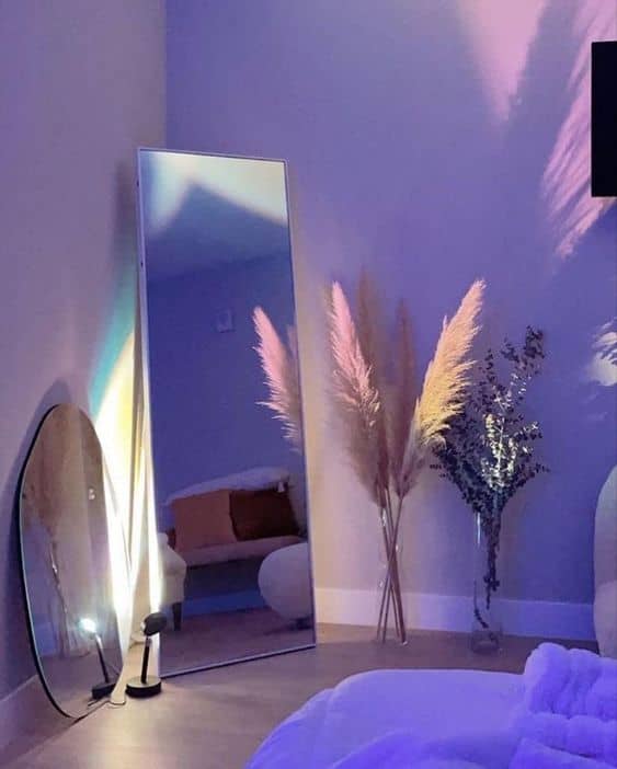 A Minimalist Approach to Girly Apartment Decor With Violet Decor Details