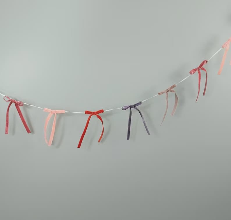 8. Narrow velvet bow garland 8. Narrow velvet bow garland